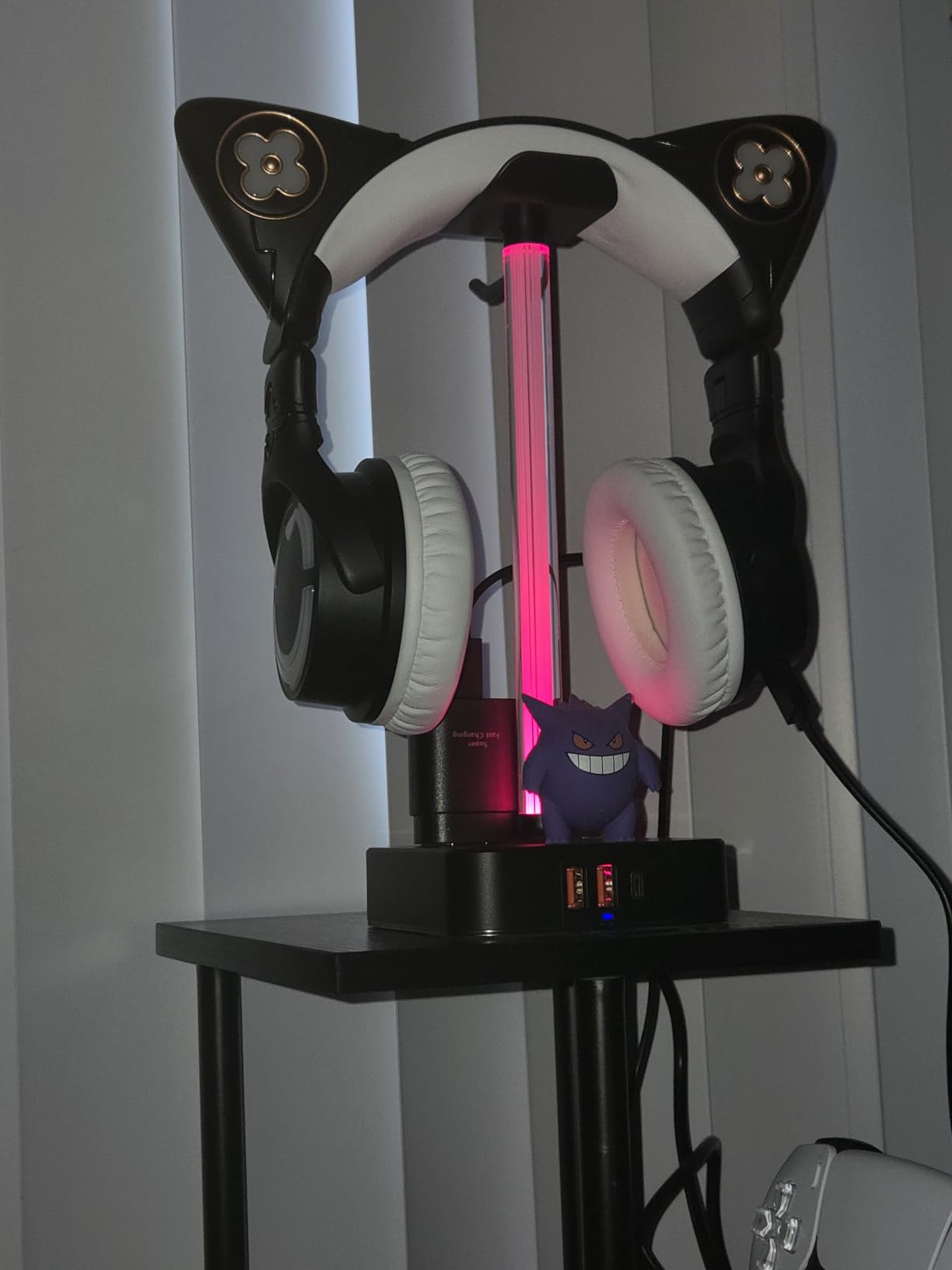 cozoo Headphone Stand with Charger for Desk, Gifts for Gamers Men, Black customer photo 1