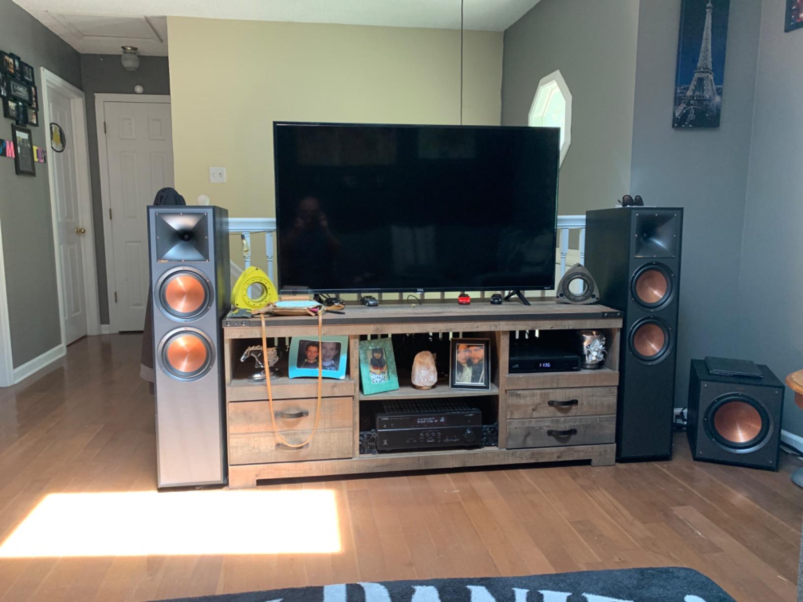 Klipsch Reference R-820F Floorstanding Speaker for Home Theater Systems with 8” Dual Woofers, Tower Speakers with Bass-Reflex via Rear-Firing Tractrix Ports in Black customer photo 1