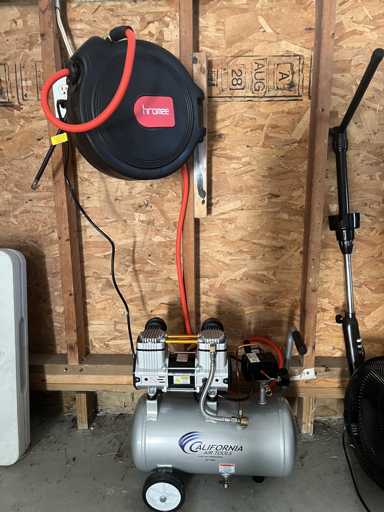 Hromee Air Compressor Hose Reel with Automatic Retractable Enclosed 3/8 Inch × 50 Feet Hybrid Pneumatic Hose, Fittings and Swivel Mount Bracket MAX. 300PSI customer photo 1