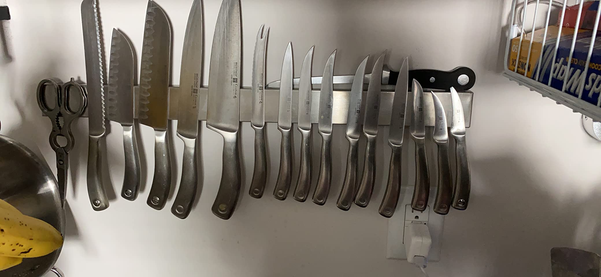 24 Inch Heavy-Duty Magnetic Knife Holder for Wall (Large Size) - Premium Stainless Steel Magnetic Knife Strip - Professional Space-Saving Knife Bar With Powerful Magnetic Pull Force (Upgraded Version) customer photo 1