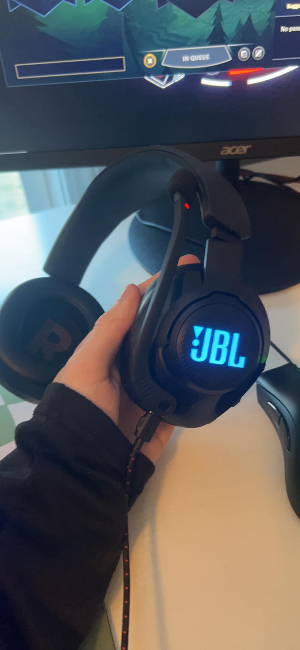 JBL Quantum 400 - Wired over-ear gaming headset with game-chat balance dial, JBL QuantumSURROUND and DTS, Voice focus directional flip-up mic and memory foam ear cushions (Black) customer photo 2