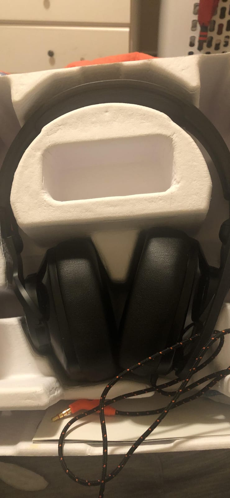 JBL Quantum 200 - Wired over-ear gaming headset with Voice focus directional flip-up mic and memory foam ear cushions (Black) customer photo 2