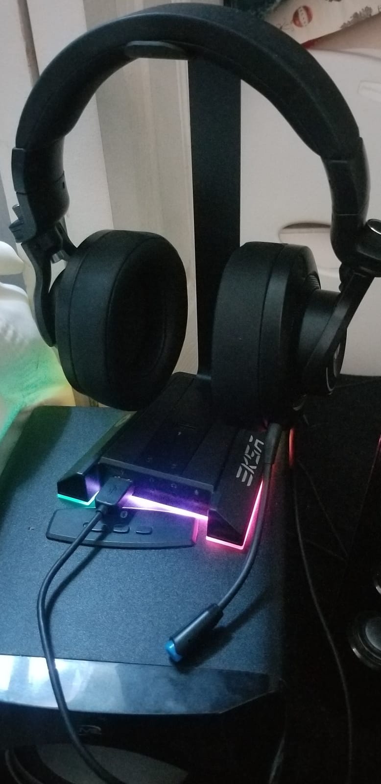 EKSA RGB Headset Stand, Headphone Stands with 7.1 Surround Sound & USB/3.5mm Port, Desk Gaming Headsets Holder with Aluminum Alloy Rod & Non-Slip Rubber Pad, Suitable for Most Gamer Desktop Earphones customer photo 2