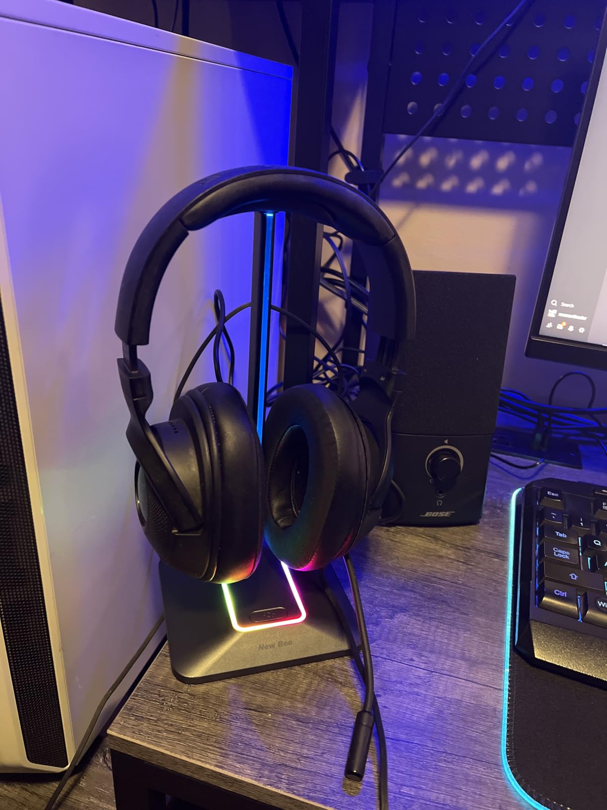New Bee Headphone Stand with RGB Lighting, Sturdy Aluminum Gaming Headset Holder with USB-C & USB Charging Ports, Stable Desktop Earphone Stand for All Headphones Size, Black customer photo 2