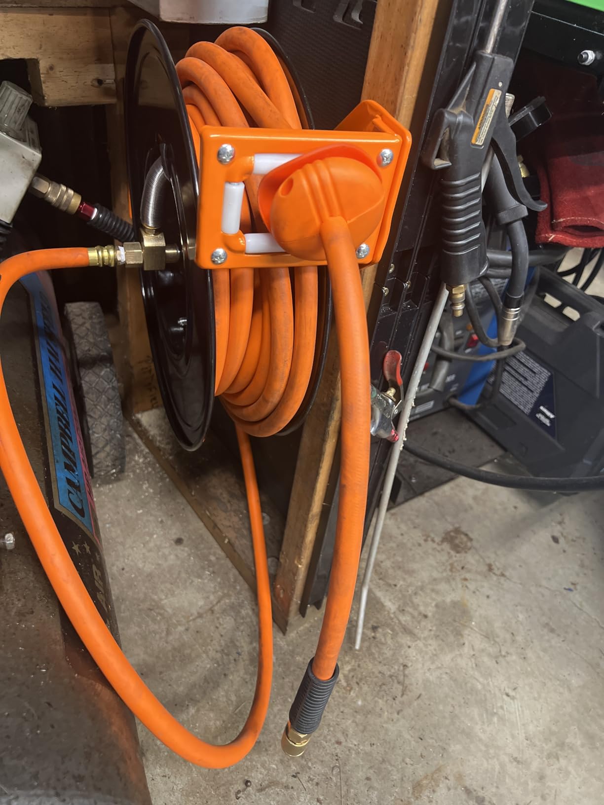 VEVOR Retractable Air Hose Reel 3/8 IN x 50 FT Hybrid Air Hose Max 300PSI customer photo 2