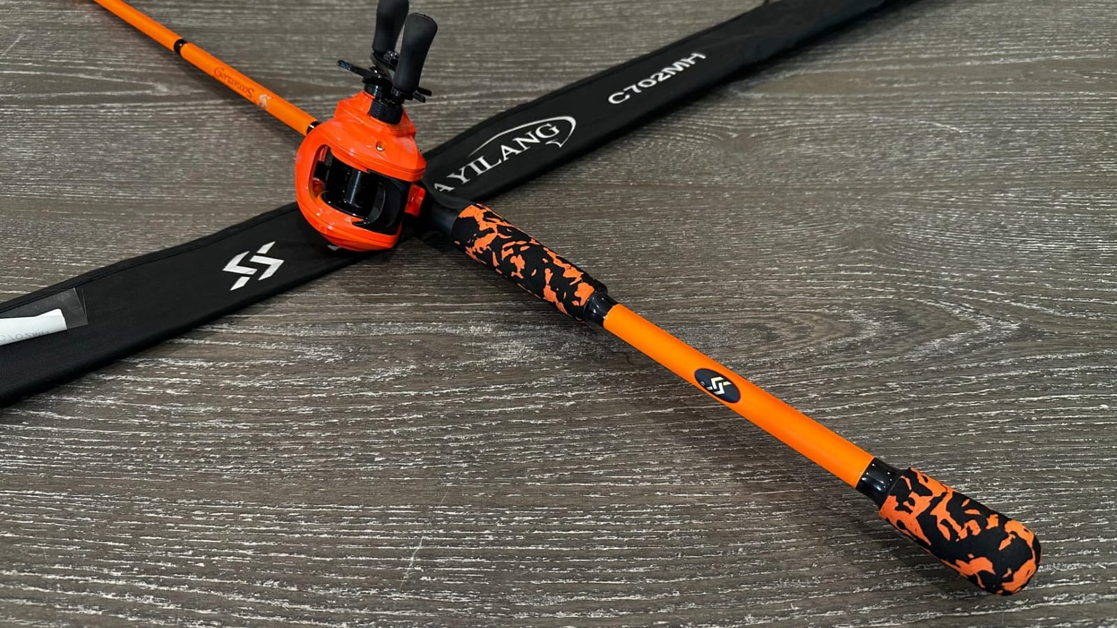 Sougayilang Baitcaster Combo, IM7 Graphite 2Pc Blank Rods,M/MH Power,EVA Handle & Stainless Steel Guides,7.1:1 Gear Ratio, 18LB Drag for Bass, Walleye, Pike customer photo 2