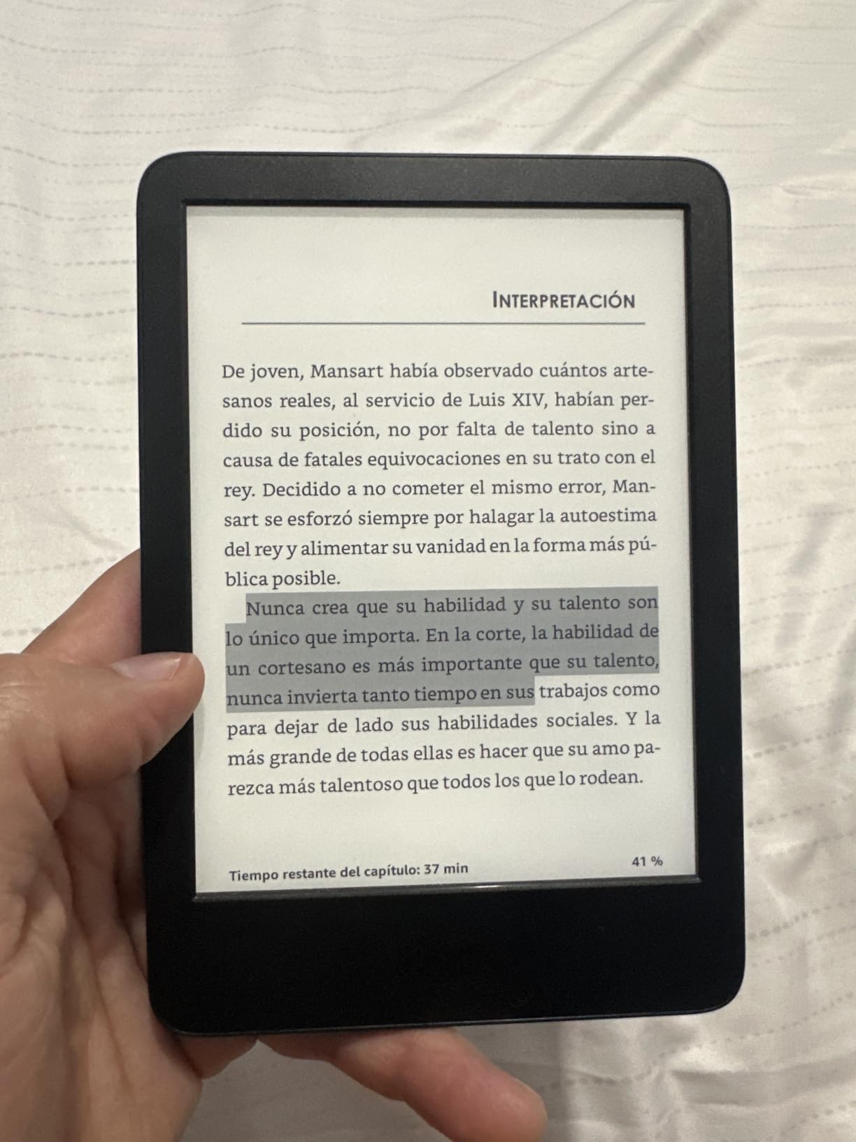 Amazon Kindle 16 GB (newest model) - Lightest and most compact Kindle, now with faster page turns, and higher contrast ratio, for an enhanced reading experience - Matcha customer photo 2