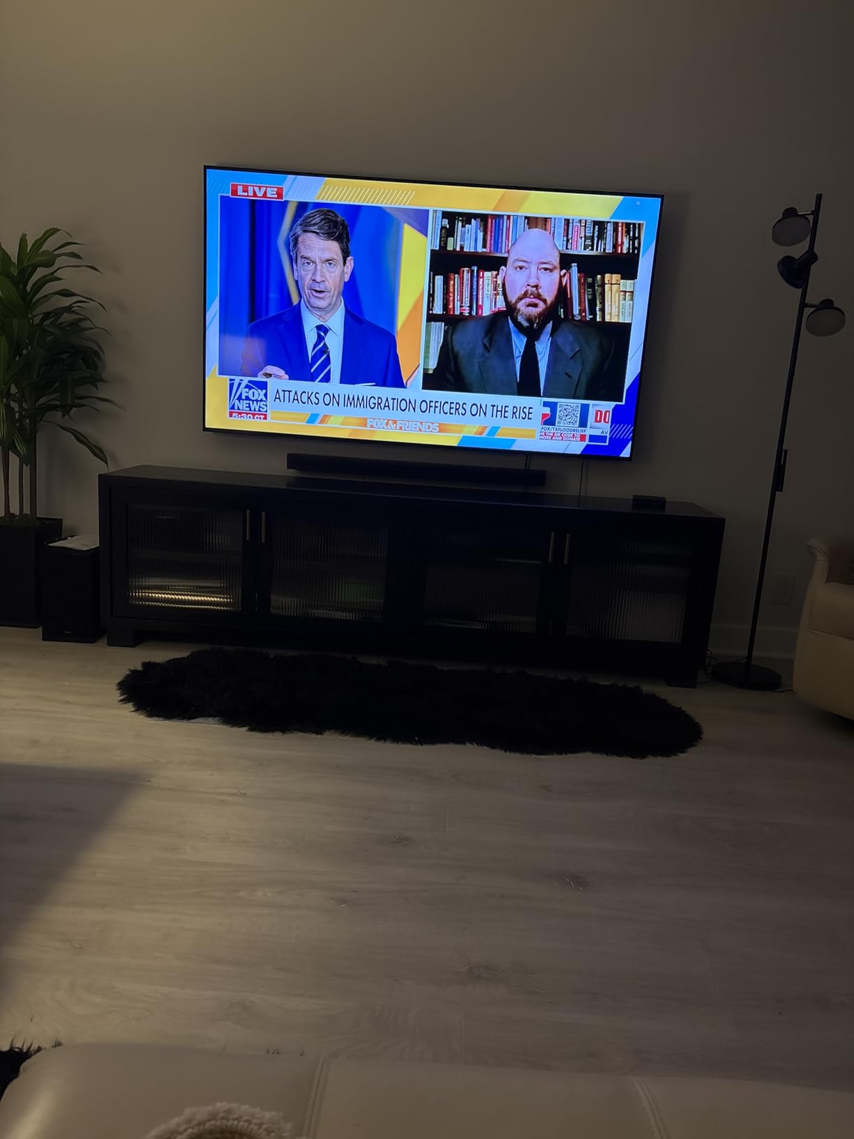Samsung HW-B750D/ZA 5.1 ch Soundbar w/ Dolby Audio, Surround Sound expansion, Bass Boost, Adaptive Sound, DTS Virtual:X, Wireless Subwoofer, 2024 customer photo 2