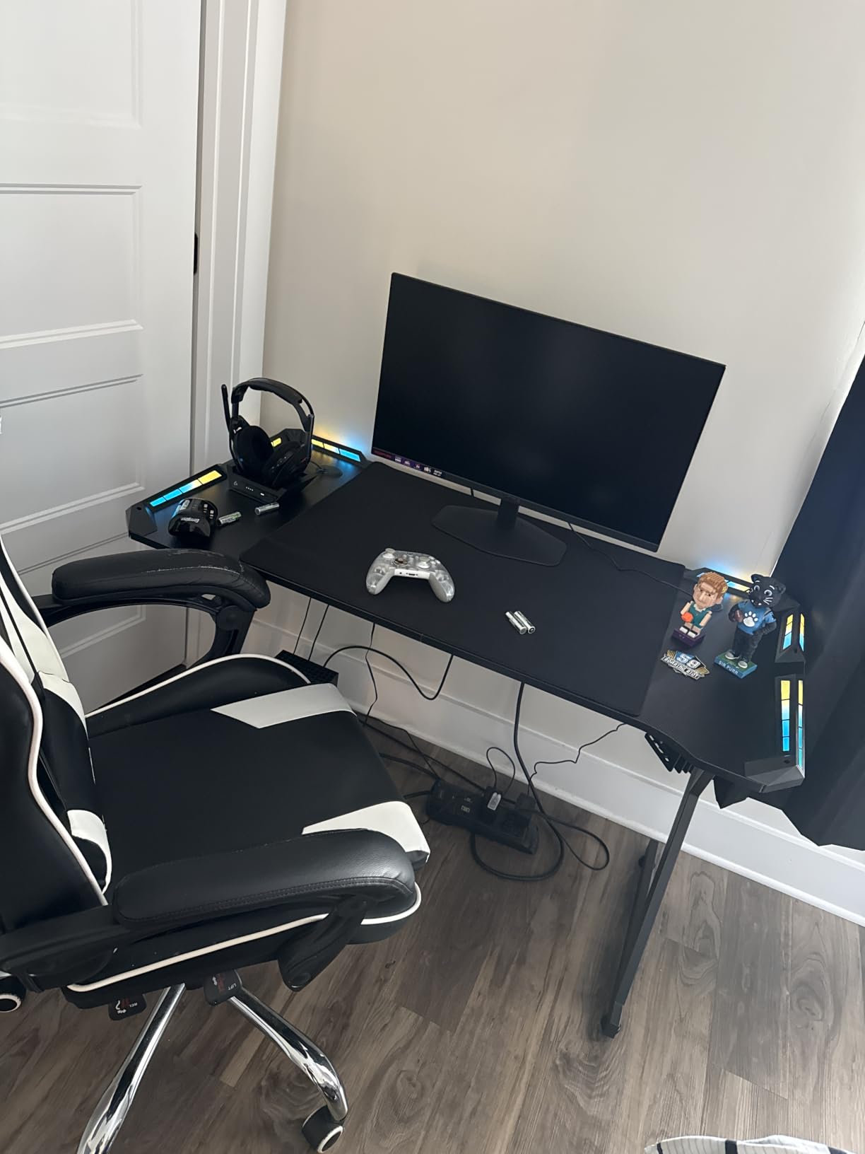 HLDIRECT 63 Inch Gaming Desk with Carbon Fiber Surface & LED Lights, Black customer photo 1