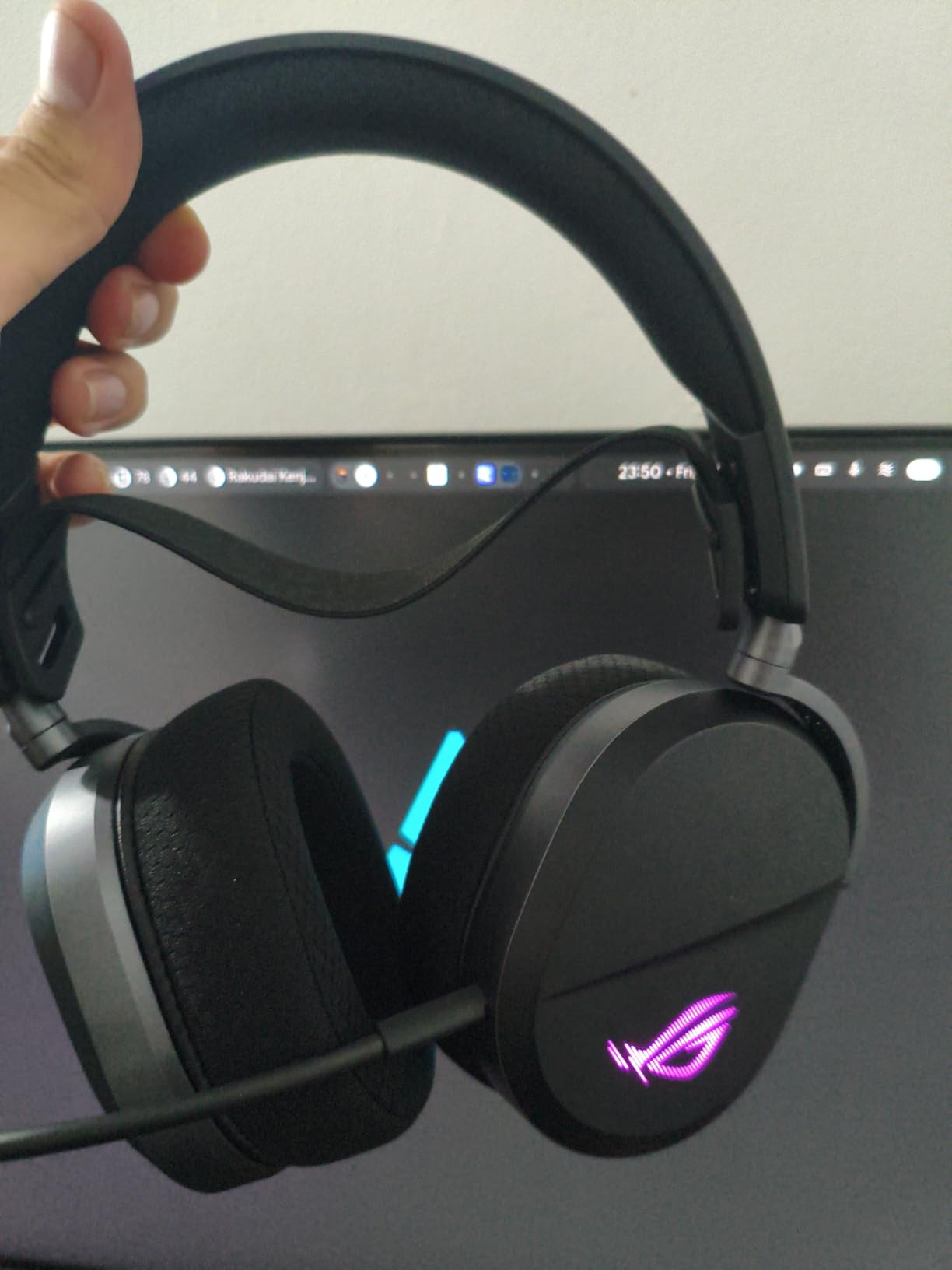 ASUS ROG Pelta Wireless Gaming Headset with Detachable Mic - Black customer photo 2