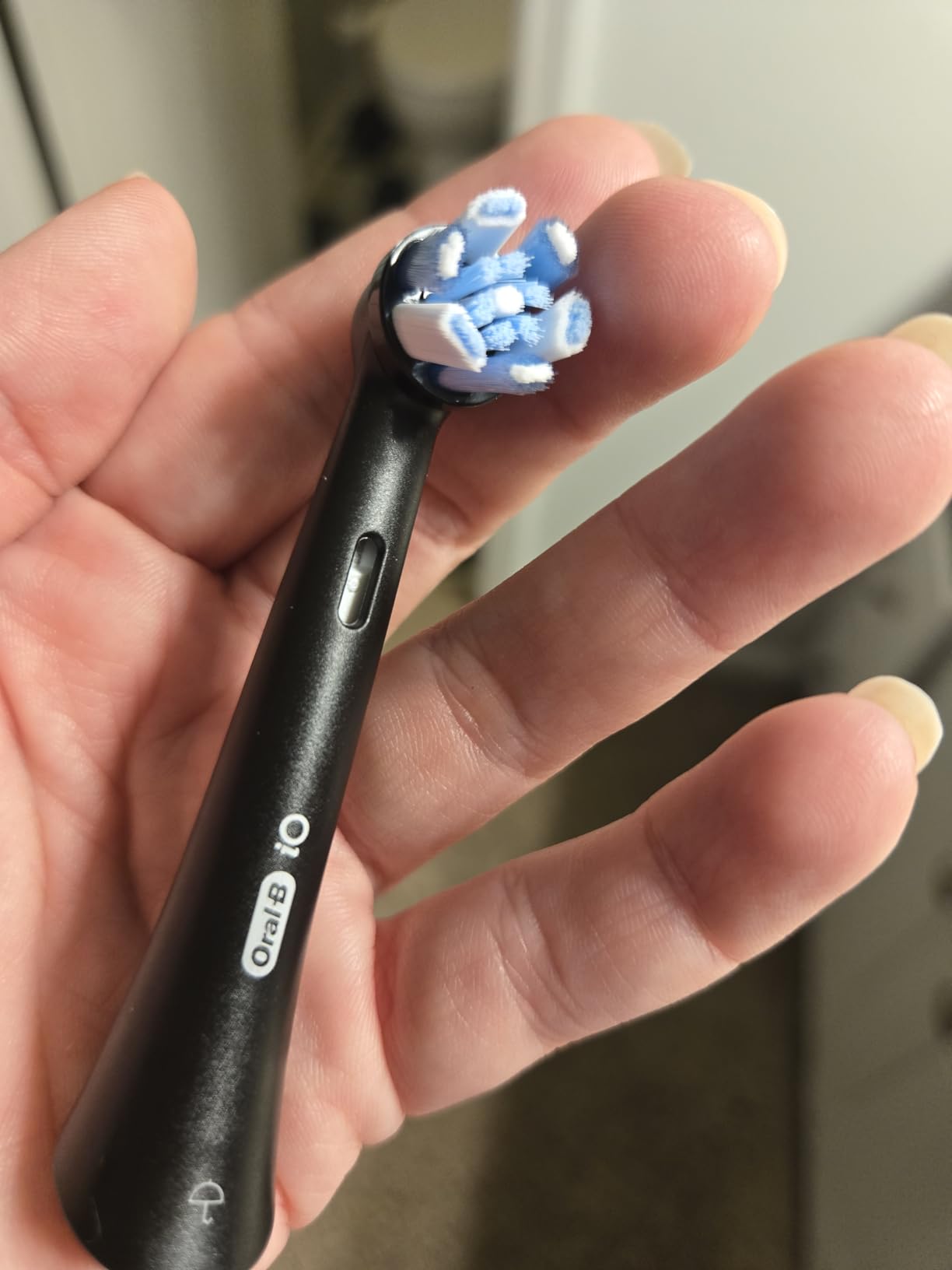 Oral-B Rechargeable Electric Toothbrush, iO9 Limited Ultimate Clean, 7 Cleaning Modes, Interactive Display, iSense Charger, Charging Travel Case, Visible Pressure Sensor, 3 Brush Heads, Black customer photo 2